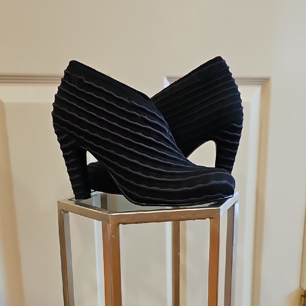 United Nude Black Heeled Boots with Ribbed Texture NIB, Never Worn